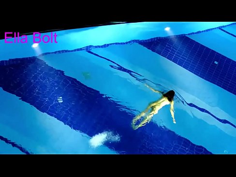 ❤️ मी पाहणे थांबवू शकत नाही, तरुण गोरा ELLA BOLT रिसॉर्ट पूलमध्ये नग्न पोहताना पकडला गेला अश्लील mr.ttsex.ru ❌❤